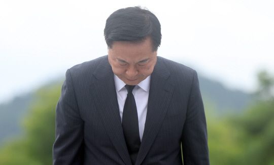 더불어민주당 당 대표 출마 선언을 한 김두관 전 의원이 10일 오후 경남 김해시 진영읍 봉하마을 노무현 전 대통령 묘역을 참배하고 있다. 연합뉴스